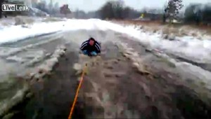 Otec mesiaca z Poľska! Syna vláčil na sánkach po ceste