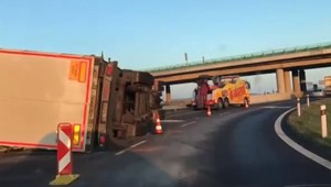 Nehoda na výjazde zo Stupavy. Kamión zablokoval ľavý pruh