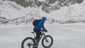 Odvaha tatranským turistom nechýba: Zamrznuté plesá brázdia na bicykloch