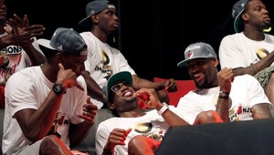 V Miami oslavovali titul, James sa zblížil s trofejou