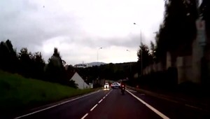 VIDEO: 160 kilometrovou rýchlosťou unikal policajtom na kradnutej motorke