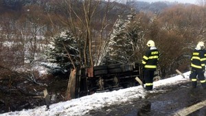 Osobné auto sa zrazilo s nákladiakom, mladý vodič (†26) neprežil