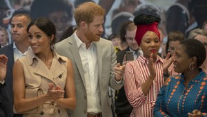 Šaty božské, ale ten účes...