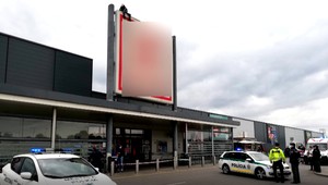 VIDEO: Obrovská dráma v Malackách. Muž chcel skočiť zo strechy nákupného centra