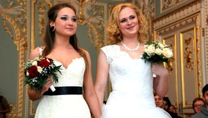 Ruskí poslanci chcú zakázať aj sobáše transsexuálov