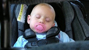 Ako to nespackať: Môže sa viesť bábätko vedľa vodiča?