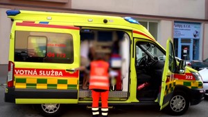 Vodič zrazil otca s dcérami. Išli mimo priechodu pre chodcov