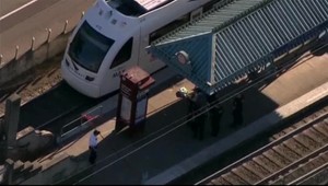 Muž urážal moslimky a tých, ktorí sa ich zastali, dobodal