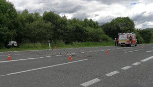 Nehoda pri Liptovskom Hrádku. Zasahoval vrtuľník