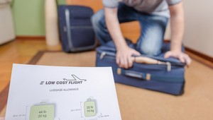 Muž na letisku prekročil váhový limit. Platiť nechcel, otvoril kufor a vyriešil to po svojom