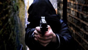 Streľba v krčme: Traja maskovaní útočníci zranili 12 ľudí