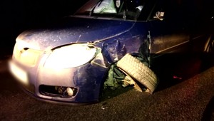 Nehoda dvoch áut odstavila železničnú dopravu. Jedno z vozidiel skončilo na koľajniciach