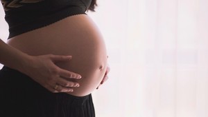 Dobrá správa pre rodičky. Minister uvažuje o zrušení niektorých poplatkov pri pôrode