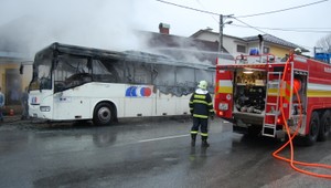 Ďalšia nehoda v Polomke. Ľudia vyskakovali z horiaceho autobusu