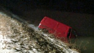 Auto sa rútilo do rieky, vodič vyskočil za jazdy