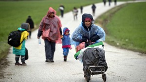 Deti, starci aj invalidi prežívajú bosí v blate a daždi. Čakajú na zázrak