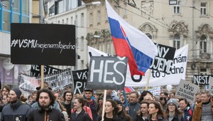 Demonštranti na námestí požadovali predčasné voľby