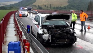 Havária auta zdravotnej služby na diaľnici. Vo vnútri sedel pacient