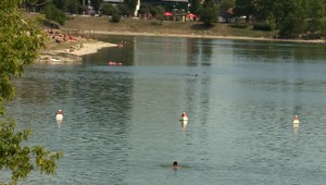 Muž pri kúpaní zmizol pod hladinou. Našli ho až privolaní hasiči