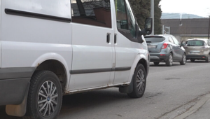 Záhadná dodávka pri škole: Deti tvrdia, že ich z auta sledovali muži v maskách