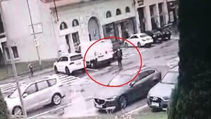 Tragédia v Hlohovci: Vodič dodávky si pri cúvaní nevšimol ženu, prešiel po nej niekoľkokrát