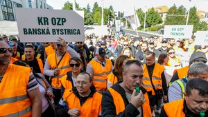 Policajní odborári sa zhromaždili pred parlamentom. Požadujú spravodlivú valorizáciu platov