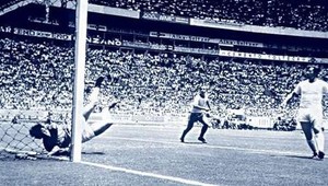 Rezký 66-ročný dôchodca Boranga sa vracia do futbalovej bránky