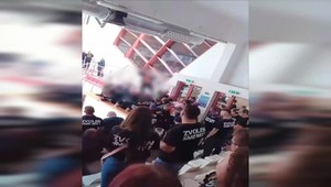 Na hokeji v Maďarsku sa strhla bitka so slovenskými fanúšikmi. Miestni odchádzali šokovaní