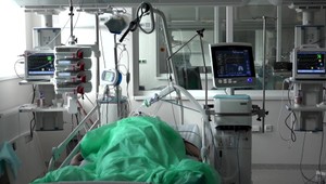 Za sobotu pribudlo dvakrát viac pozitívne testovaných ako zaočkovaných. Pribúdajú prípady na pľúcnej ventilácii