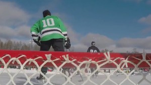 Nemajú brankára a hracia plocha sa im občas roztápa. Reč je o rybníkovom hokeji