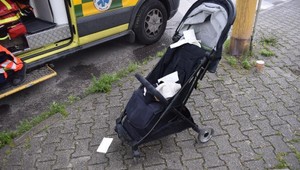 Nehoda na priechode pre chodcov: Tínedžer zrazil ženu s kočíkom