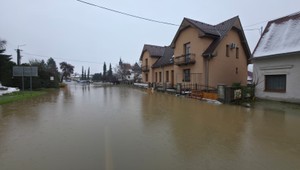 Uzavreté cesty a vyliaty Hron: Platia viaceré stupne výstrahy. Vyhnite sa jazde po ceste I/66