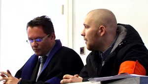 Agresor pred súdom. Najprv mladíkovi nadával, potom na neho vytiahol nôž a obušok