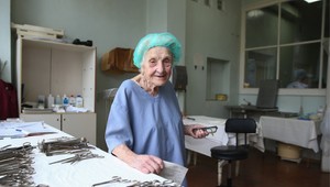 Najstaršia lekárka na operačnej sále. Babička sa do dôchodku nechystá
