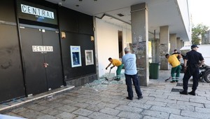 V nočnom klubu v sa rozbila sklenená fasáda. Zranili sa desiatky ľudí