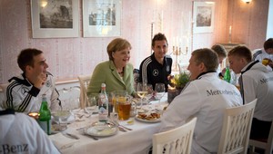 Sex, pivo a cigarety sú povolené! Nemci jemne povolili uzdu disciplíne