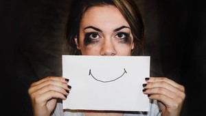 Násilie na ženách stúpa. Pomôcť im môžete aj vy, stačí ich takto osloviť