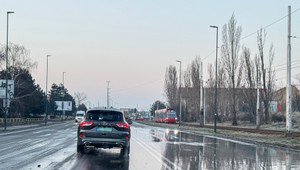 Na Račianskej ulici v Bratislave prasklo potrubie. Došlo k zaplaveniu vozovky