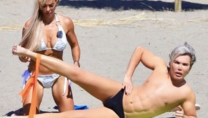 Bizarná atrakcia na pláži. Živý Ken má nový džob!