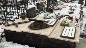 Plačúce srdcia Jána Kuciaka a Martiny Kušnírovej. Rodiny odhalili pamätník zavraždenému páru