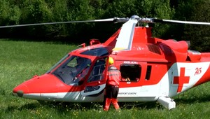 Auto vletelo do domu. Zasahoval aj vrtuľník