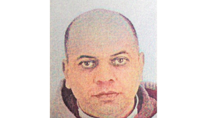 Polícia vyhlásila celoštátne pátranie, nebezpečný muž mal dobodať ženu a ujsť