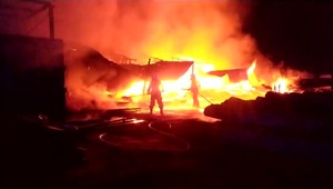 FOTO: 20-metrové plamene zničili drevo a pracovné stroje. Hasiči zasahovali osem hodín