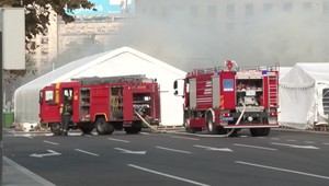 Pred parlamentom v Belehrade vypukol požiar a ozývali sa výstrely. Vučić hovorí o teroristickom útoku