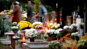 Slovenské cintoríny sú plné spomínajúcich ľudí