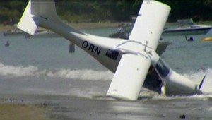 Na pláž plnú ľudí spadlo lietadlo!