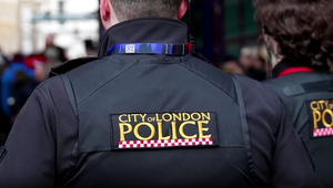 Muž, ktorý odmietol vyšetrenie v nemocnici, napadol piatich ľudí páčidlom