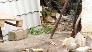 Kuriózny prípad krádeže: Niekto ukradol kovové schody, ktoré boli zabetónované