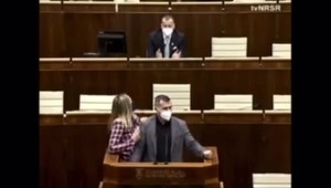 VIDEO: Tabák chcela vytlačiť Suju od rečníckeho pultu, Kollár sa zabával