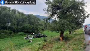 Muž nezvládol jazdu a s autom skončil mimo cesty. Dvaja spolujazdci na mieste zomreli